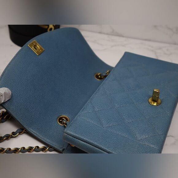 CHANEL Diana Small caviar leather CC Turnlock Quilted 22cm Baby Blue Chain bag - Picture 10 of 13